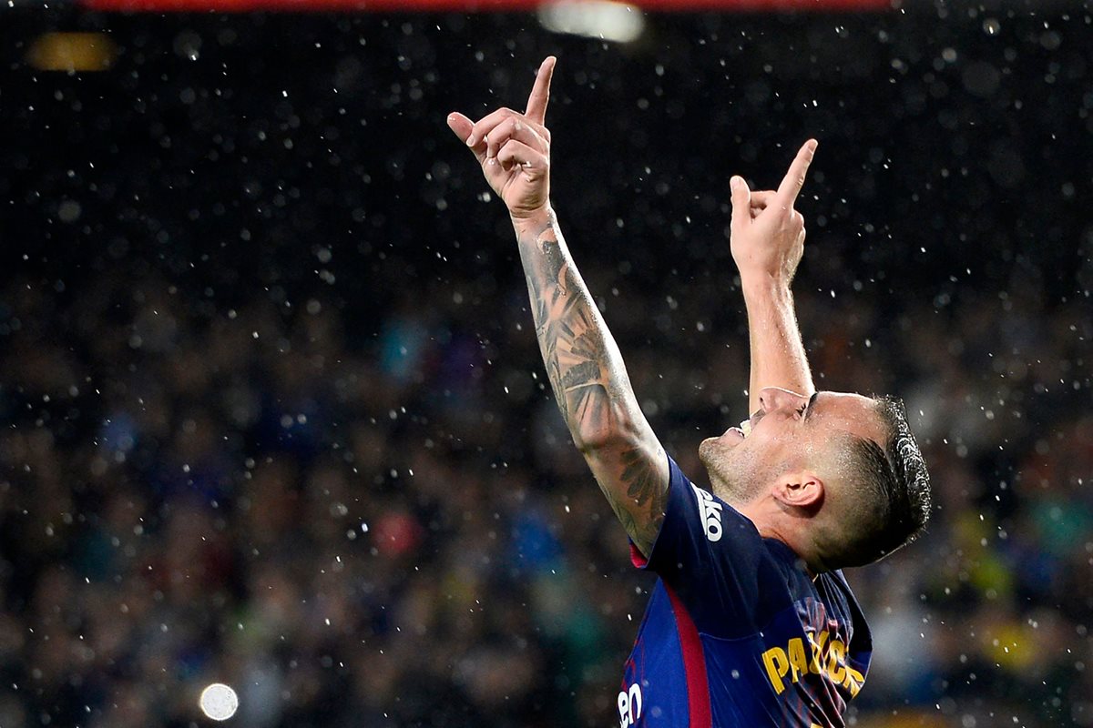 Así festejó Paco Alcácer su doblete en el Camp Nou, contra el Sevilla. (Foto Prensa Libre: AFP)