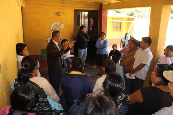 Hilario  Valle, supervisor  de Educación,  explica  a los  padres  sobre las normativas  de la escuela.
