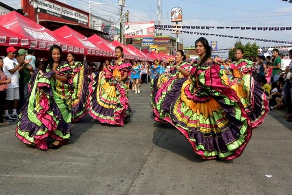 El desfile de comparsas es uno de los más atractivos de la feria de la cabecera de Suchitepéquez. (Foto Prensa Libre: Omar Méndez)