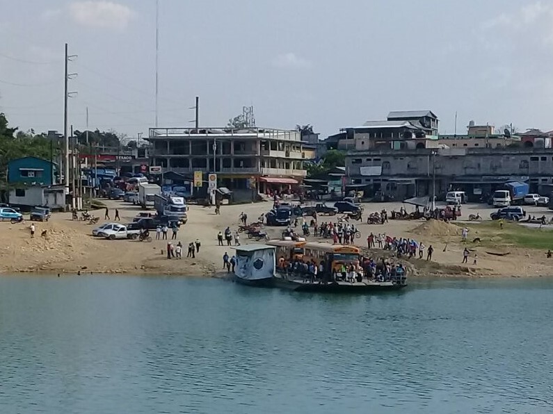 Varios vehículos varados, ya que aficionados del deportivo Sayaxché, tomaron el ferry boat por el lapso de tres horas. (Foto Prensa Libre: Rigoberto Escobar)