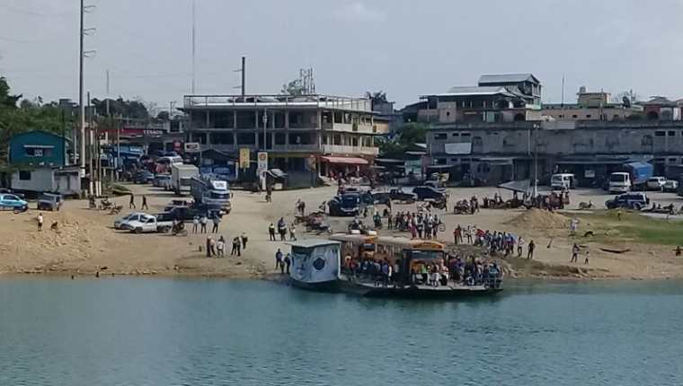 Varios vehículos varados, ya que aficionados del deportivo Sayaxché, tomaron el ferry boat por el lapso de tres horas. (Foto Prensa Libre: Rigoberto Escobar)