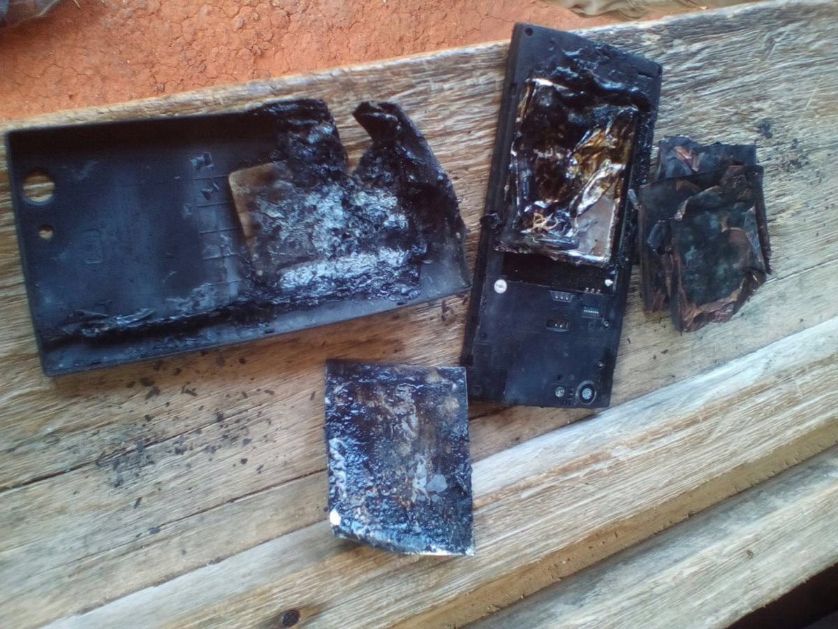 Teléfono móvil queda destruido luego de haberle explotado a un hombre en Chisec, Alta Verapaz. (Foto Prensa Libre: Eduardo Sam Chun)