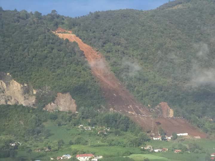 El derrumbe sepultó una vivienda y un microbús en San Pedro Soloma. (Foto Prensa libre: Noticias del Norte)