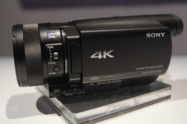 La videocámara 4K AX100, de Sony, se sincroniza a dispositivos inteligentes. (Foto Prensa Libre: Keneth Cruz)