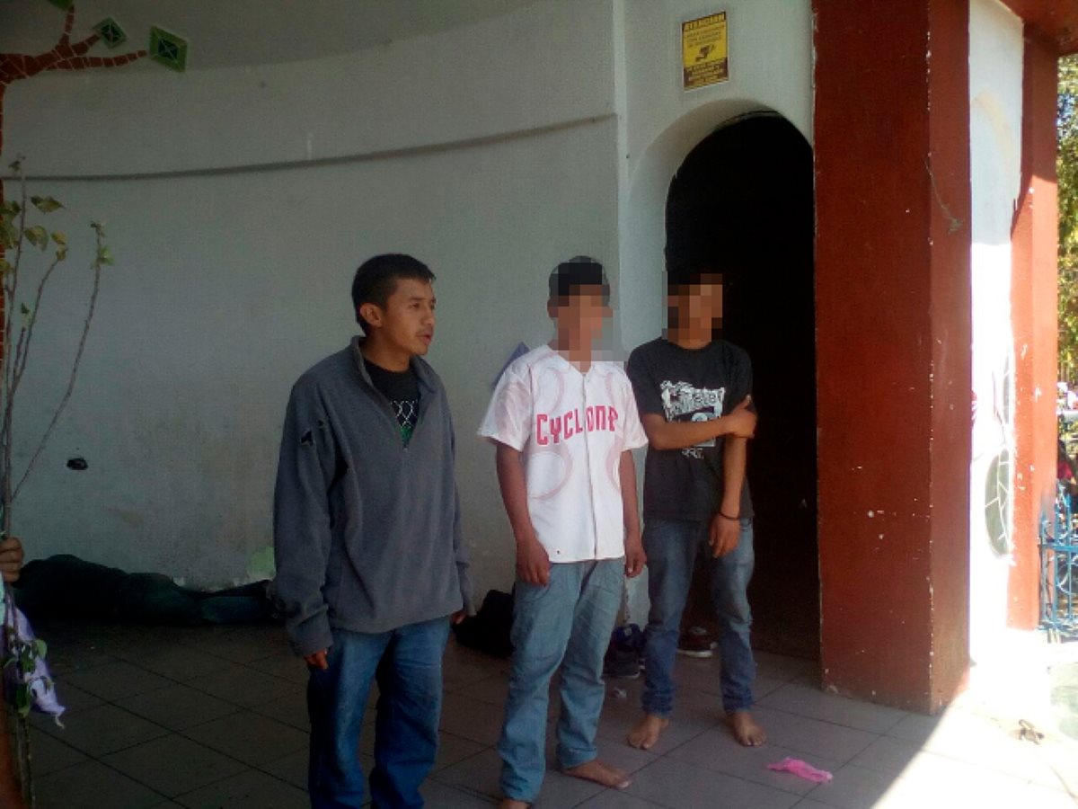 Autoridades indígenas de Santa Cruz del Quiché presentaron a los tres supuestos delincuentes. (Foto Prensa Libre: Héctor Cordero).
