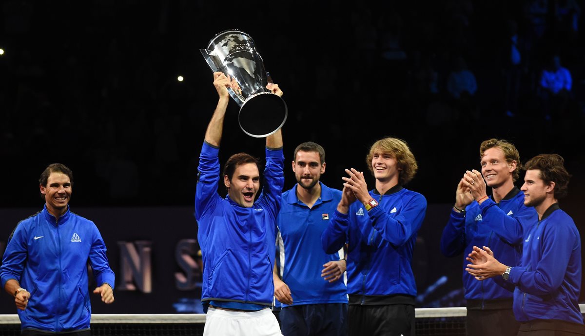 Roger Federer alza el trofeo del campeonato en el que compartió un equipo soñado junto a Rafael Nadal. (Foto Prensa Libre: AFP)