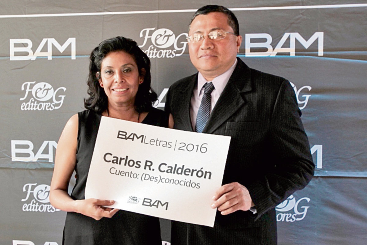 Claudia del Cid y Carlos Calderón —padres del ganador— reciben el premio en nombre de su hijo.