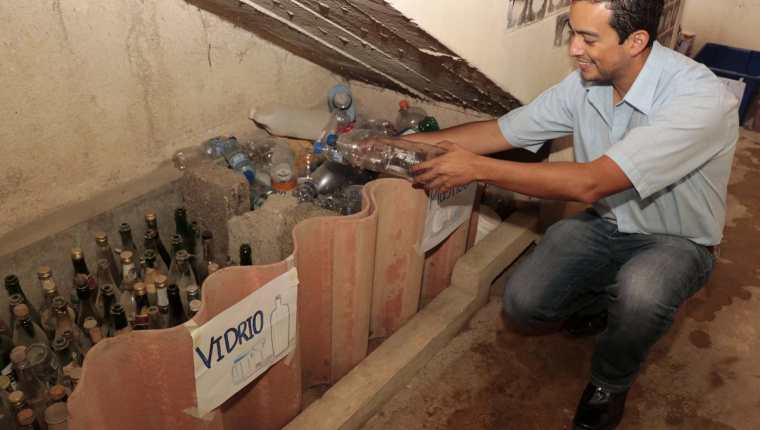 Pablo Torres muestra el lugar donde guarda botellas de vidrio y de plástico, abajo de unas gradas, en su casa, en Alta Verapaz. (Foto Prensa Libre: Eduardo Sam Chun)