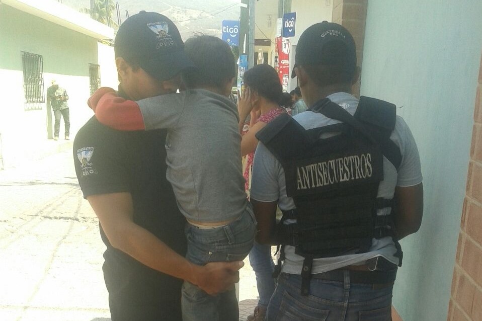 Dos agentes policiales rescatan a menor secuestrado en El Progreso. (Foto Prensa Libre: PNC)