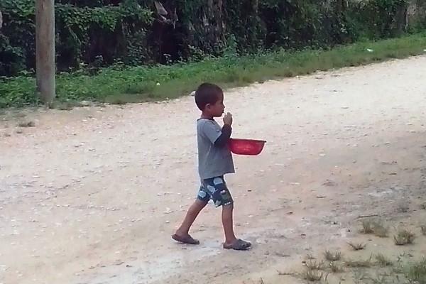Niño vende semillas de pepitoria para ayudar a su familia. (Foto Prensa Libre: Alex Antonio Illescas)