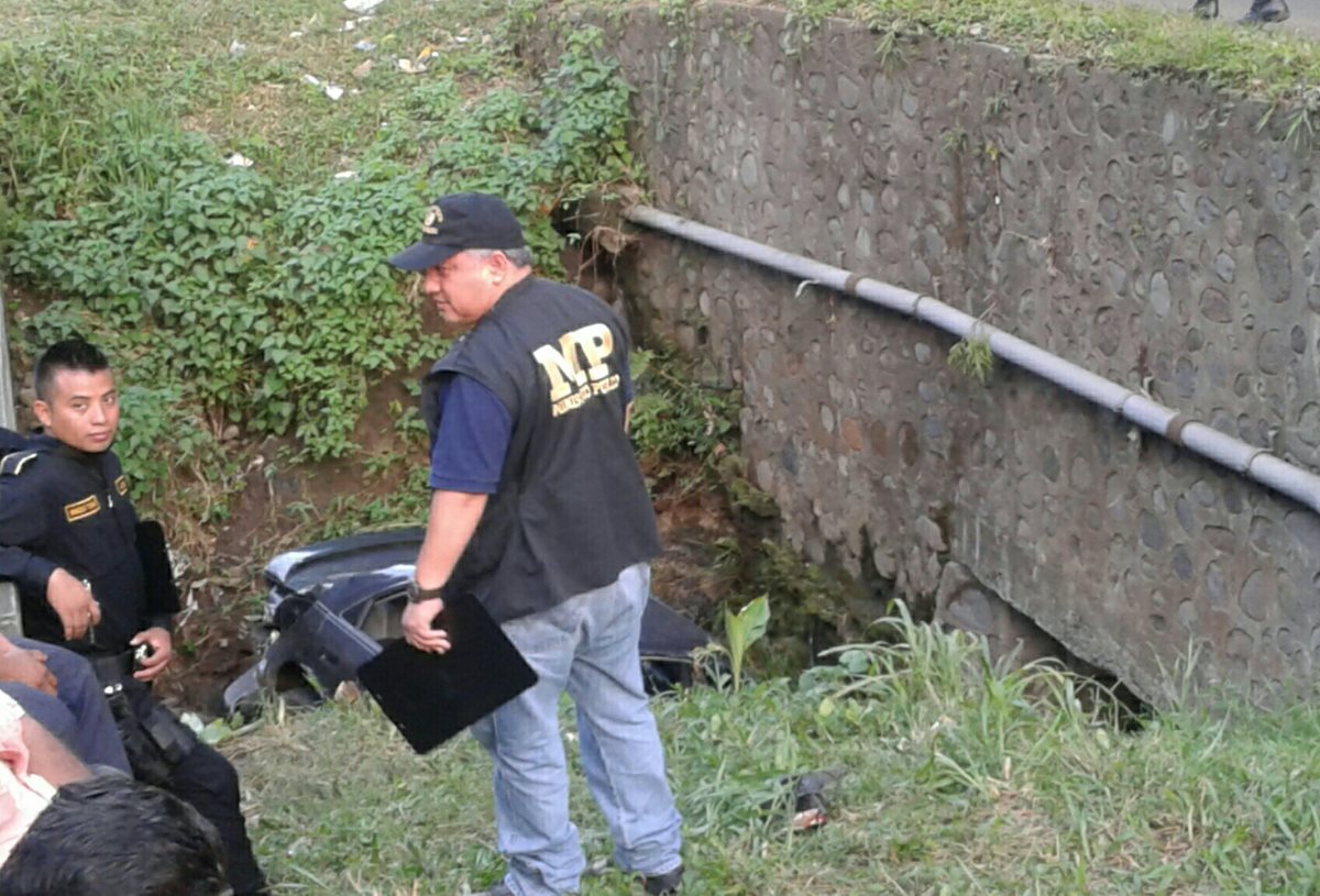 Autoridades en el lugar donde quedó el vehículo en el que viajaban los universitarios. (Foto Prensa Libre: Melvin Popá)