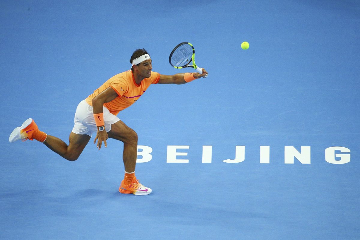 Rafael Nadal devuelve el servicio a Adrian Mannarino durante el juego de este jueves. (Foto Prensa Libre: EFE).