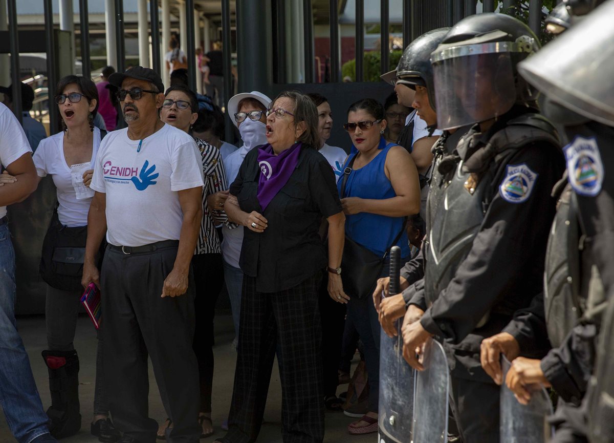 Miembros del Centro Nicaragüense de Derechos Humanos (Cenidh), participan en un plantón para pedir libertad de presos políticos. (Foto Prensa Libre: EFE)