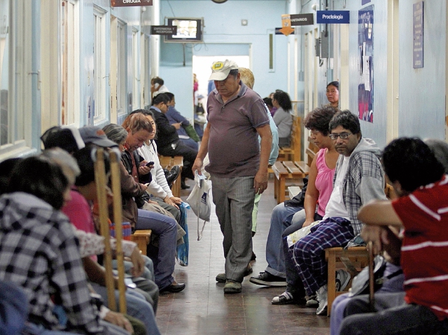 Unas mil 500 personas dejarán de ser atendidas por día en la Consulta Externa del Hospital Roosevelt. (Foto Prensa Libre: Hemeroteca PL)