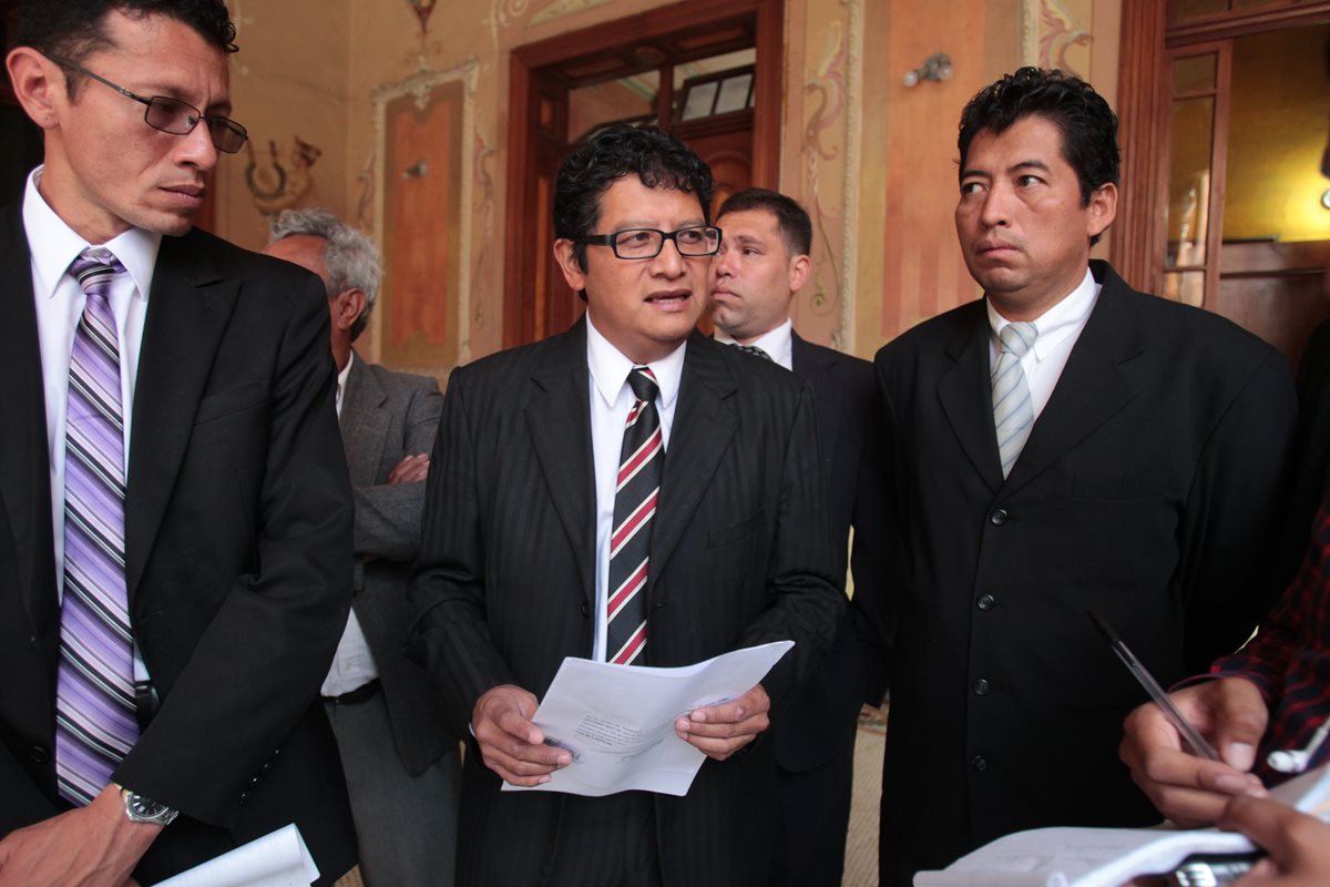 Aníbal García (al centro), secretario general del partido político Movimiento Nueva República, presenta ante el TSE denuncia contra los partidos políticos. Foto Prensa Libre: Paulo Raquec