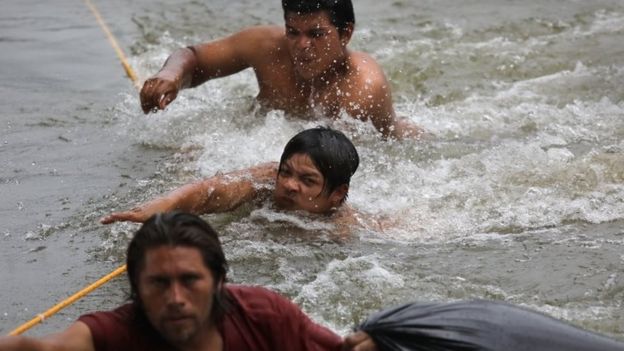 Muchos de los migrantes se arrojaron al río para poder cruzar a México desde Guatemala. (GETTY IMAGES).