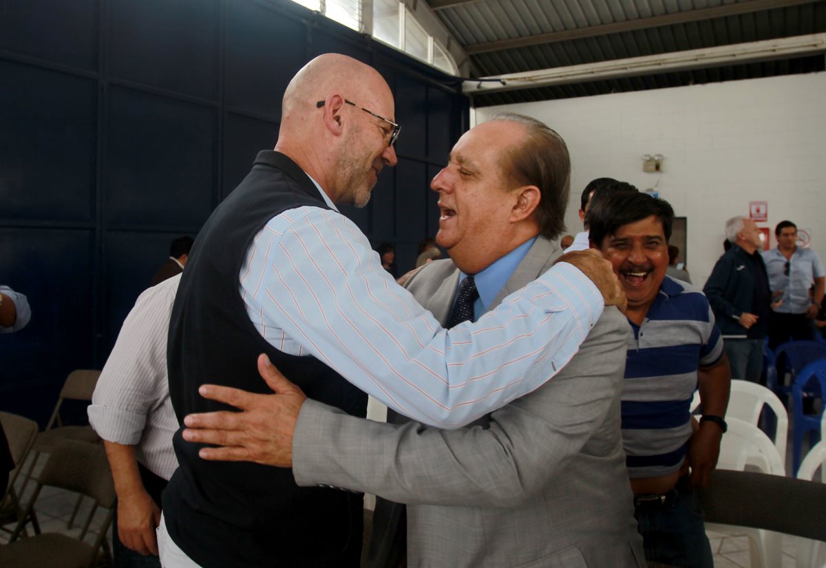 Gerardo Aguirre es felicitado por un miembro de la asamblea del deporte luego de ser electo presidente del Comité Ejecutivo del COG para el período 2018-2021. (Foto Prensa Libre: Carlos Vicente)