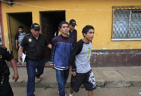 Marnon Gálvez y Pascual Ailón, detenidos en Mixco. (Foto Prensa Libre: Erick Ávila)