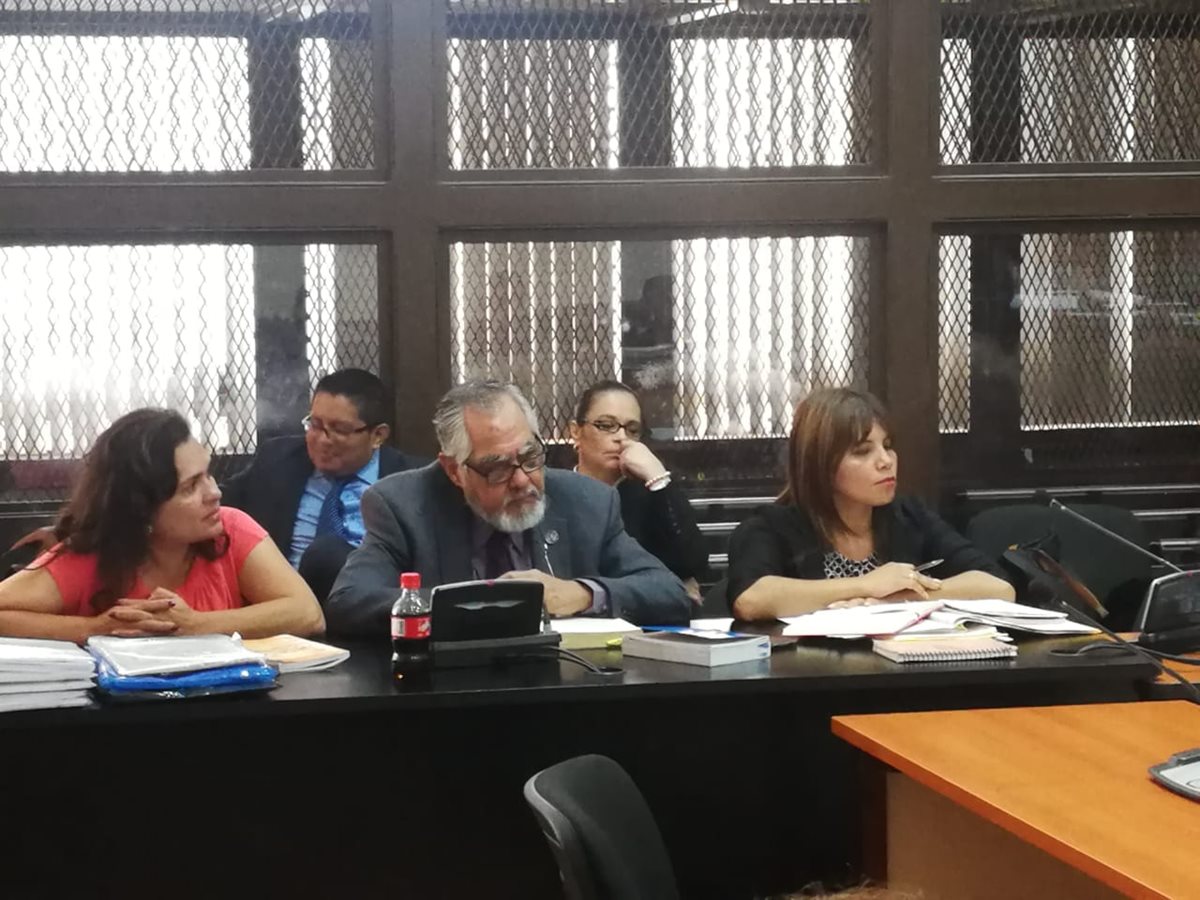 Roxana Baldetti escucha al juez Miguel Ángel Gálvez y consigue por tercera ocasión retrasar la audiencia.  (Foto Prensa Libre: Juan Diego González)