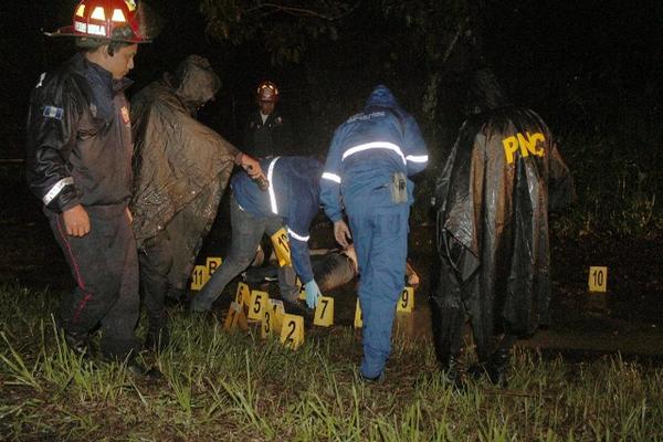 Las autoridades investigan las causas del doble crimen. (Foto Prensa Libre: Alexander Coyoy).
