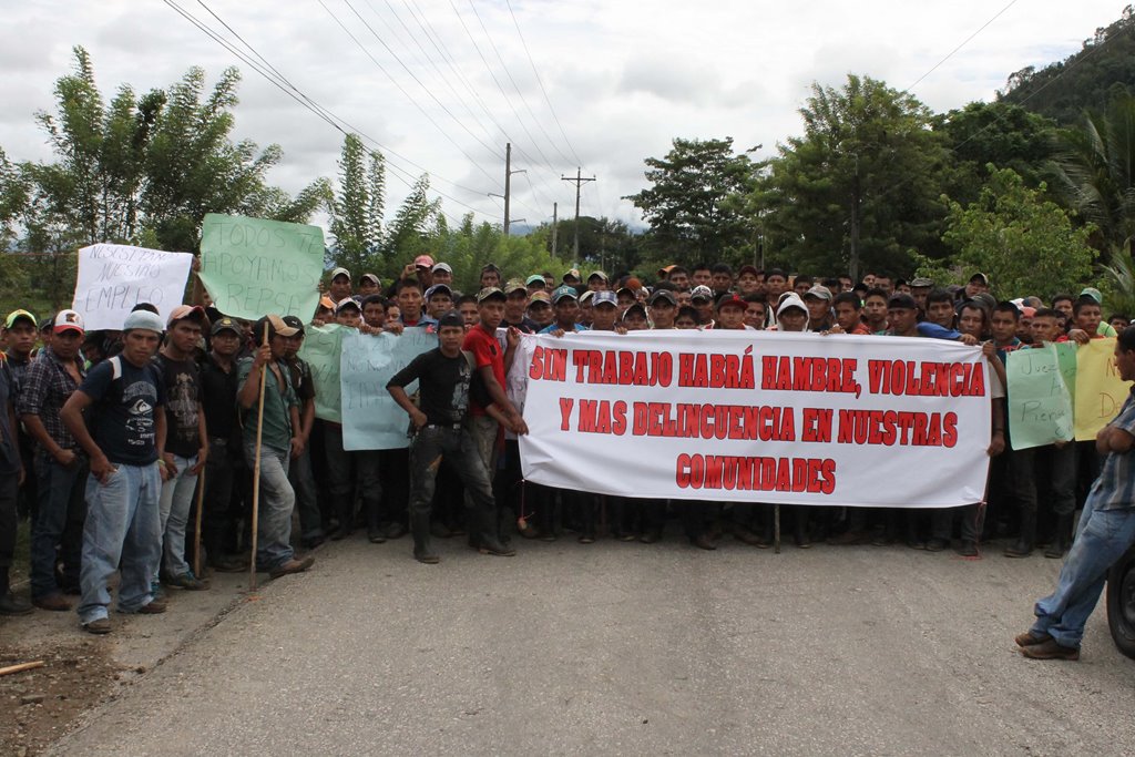 Unos dos mil trabajadores bloquearon este miércoles la carretera principal límite de Petén e Izabal y Alta Verapaz. (Foto Prensa Libre: Walfredo Obando).