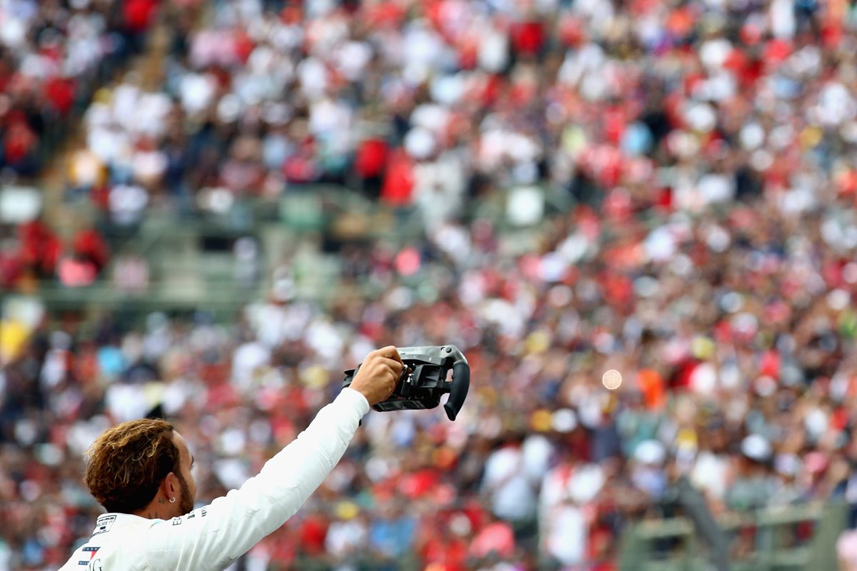 Lewis Hamilton saluda al público que se hizo presente para observar el Gran Premio de México. (Foto Prensa Libre: AFP)