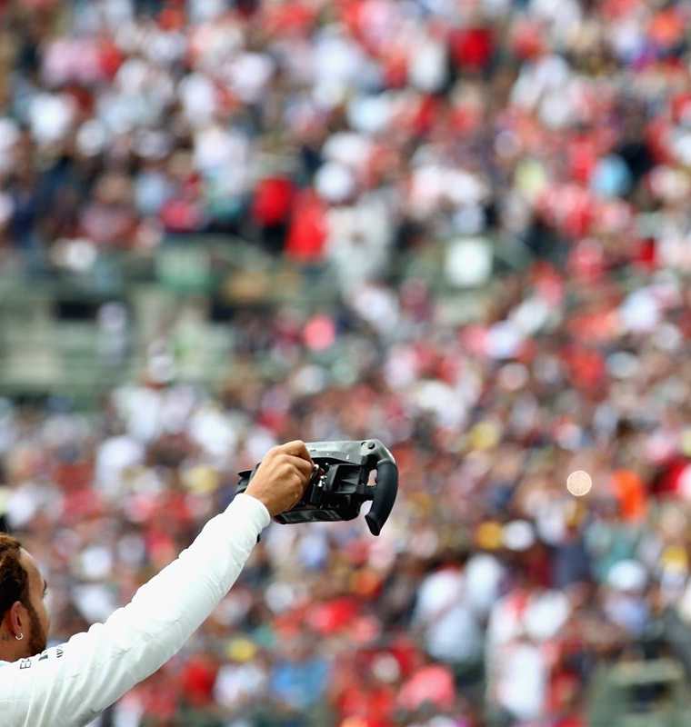 Lewis Hamilton saluda al público que se hizo presente para observar el Gran Premio de México. (Foto Prensa Libre: AFP)