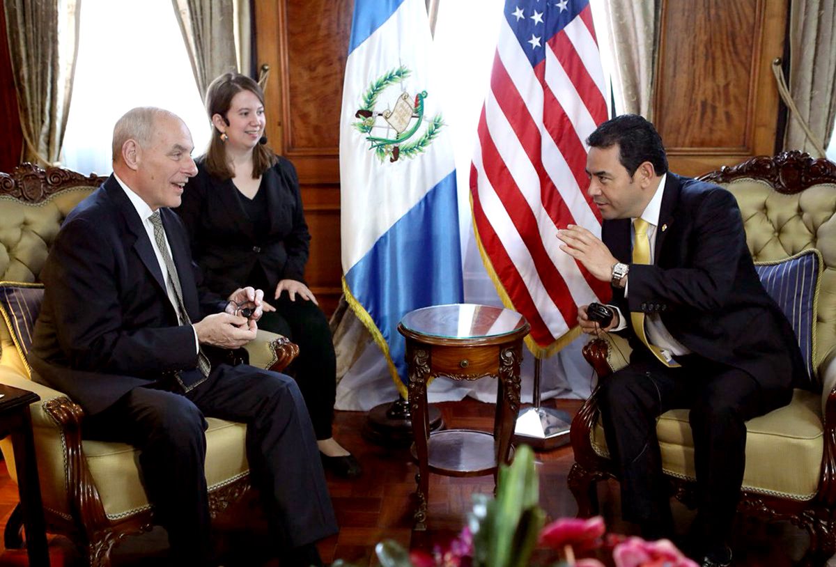 Crear oportunidades para evitar la migración fue un mensaje que John Kelly, secretario de Seguridad Nacional, dejó en febrero a Jimmy Morales. (Foto Prensa Libre: Hemeroteca PL)