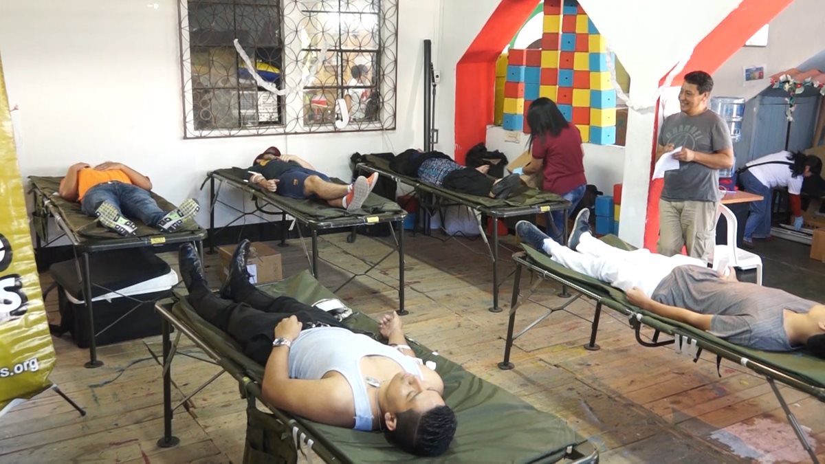 Victorio reunió a 27 personas para donar sangre al San Juan de Dios. (Foto Prensa Libre: David Castillo)