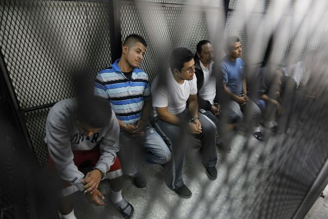 Los primeros 10 presuntos extorsionistas espera su turno para brindar su declaración ante el juez. (Foto Prensa Libre: Paulo Raquec)