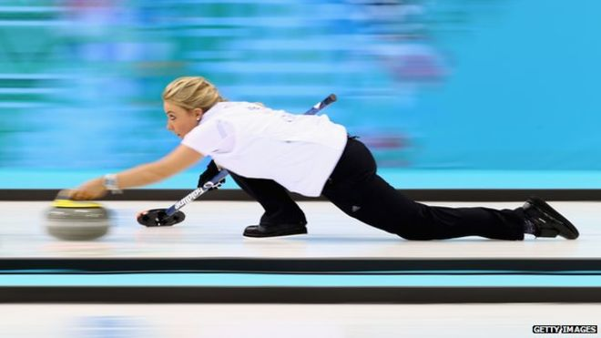 La presencia de una escoba en las pruebas es quizá lo que hace del curling un deporte tan curioso. (Getty)