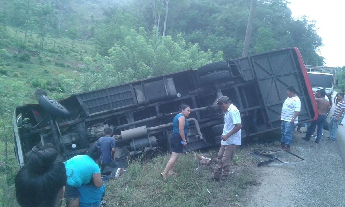 Autobús accidentado en San Luis, Petén, había salido rumboa a Flores, desde Izabal. (Foto Prensa Libre: Rigoberto Escobar)