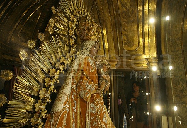 La Virgen permanece en su camarin de cristal donde recibe la visita de miles de fieles en el mes de octubre. (Foto: Hemeroteca PL)