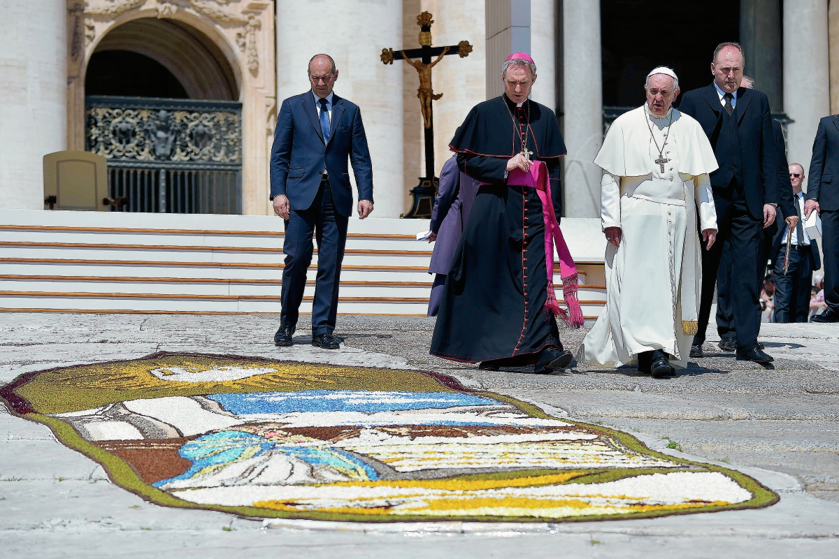 El papa Francisco observa una alfombra hecha con flores en la plaza de San Pedro en el Vaticano.(Foto Prensa Libre:AFP).
