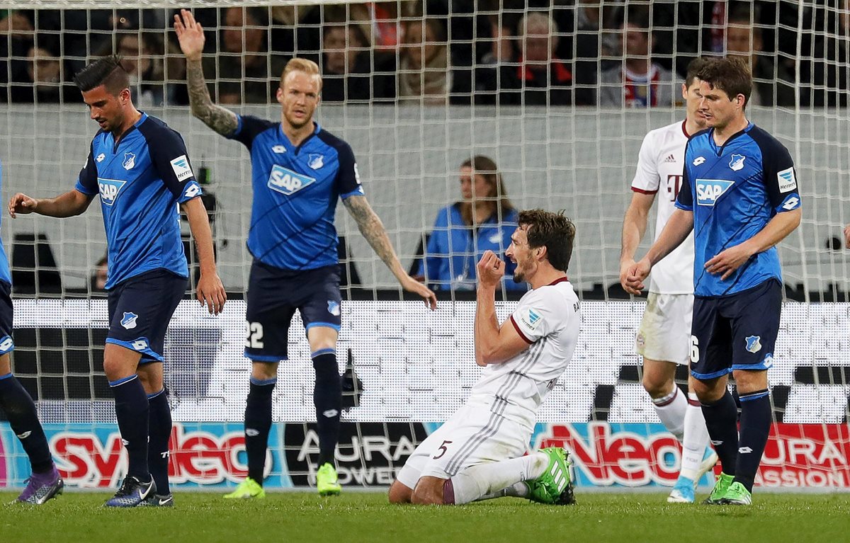 El jugador Mats Hummels (c) de Bayern se lamenta luego de fallar una de las oportunidades claras de anotar. (Foto Prensa Libre: EFE)