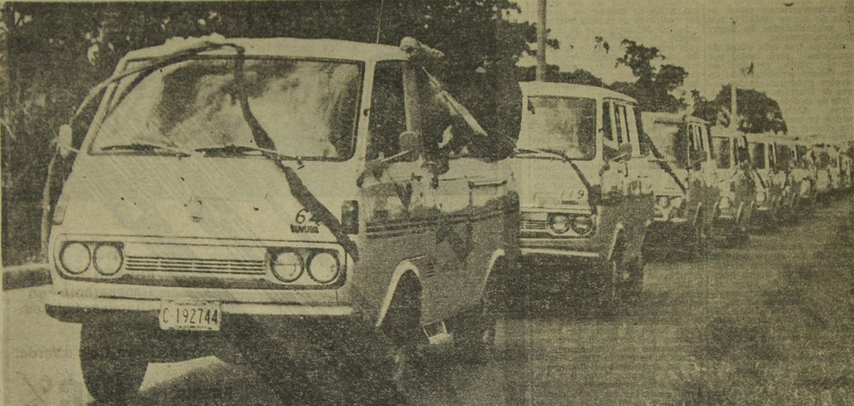 Desfile de II aniversario de Microtax, en 1976. (Foto: Hemeroteca PL)