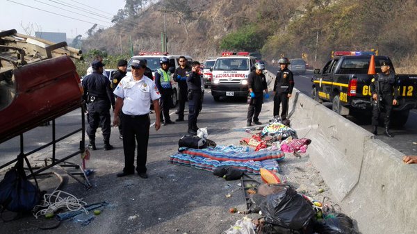 Picop volcado en el kilómetro 23 de la ruta al Pacífico. En el lugar murió una mujer y cinco personas resultaron heridas. (Foto Prensa Libre: BV)