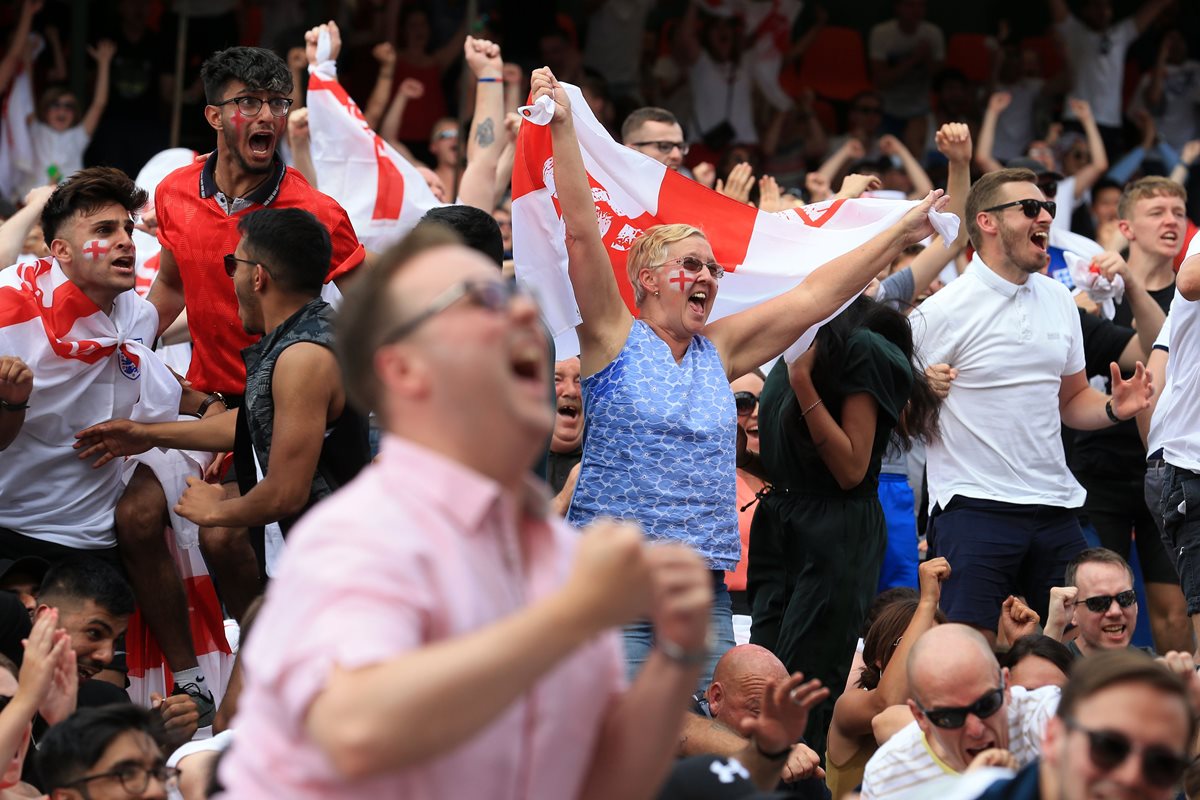 Así celebraron los goles los aficionados ingleses en el triunfo contra Suecia. (Foto Prensa Libre: AFP).