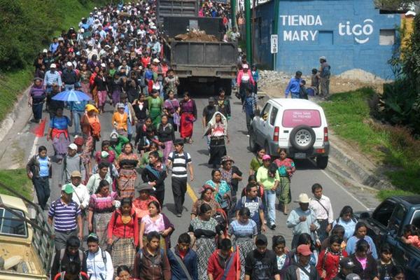 Marcha recorrió el tramo que une el área urbana de Sololá con la ruta Interamericana. (Foto Prensa Libre: Ángel Julajuj)<br _mce_bogus="1"/>