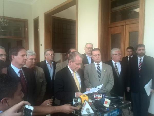 Parte de la Junta Directiva del Cacif ofrece una conferencia de prensa al salir de la reuníon con el presidente Pérez Molina en Casa Presidencial. (Foto Prensa Libre: G. Ramírez)