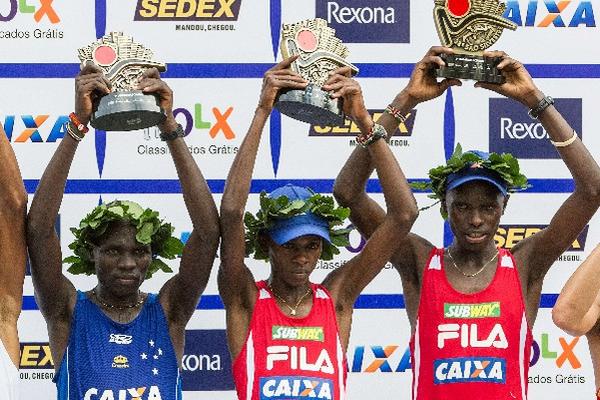 Los ganadores de la San Silvestre que se realizó en Brasil. (Foto Prensa Libre: AFP)