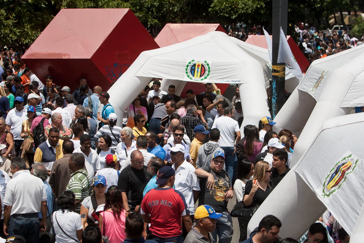 Decenas de personas participan en el acto de recolección de firmas para activar el proceso revocatorio al mandato del presidente de Venezuela Nicolás Maduro en Caracas. (Foto Prensa Libre: EFE).