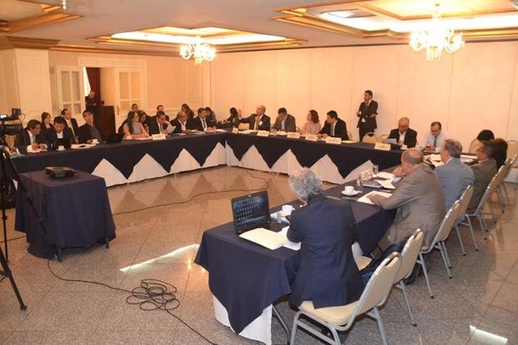 Comisión de Asuntos Electorales, durante una reunión para discutir la reformas a le Ley Electoral. (Foto Prensa Libre: Hemeroteca PL)