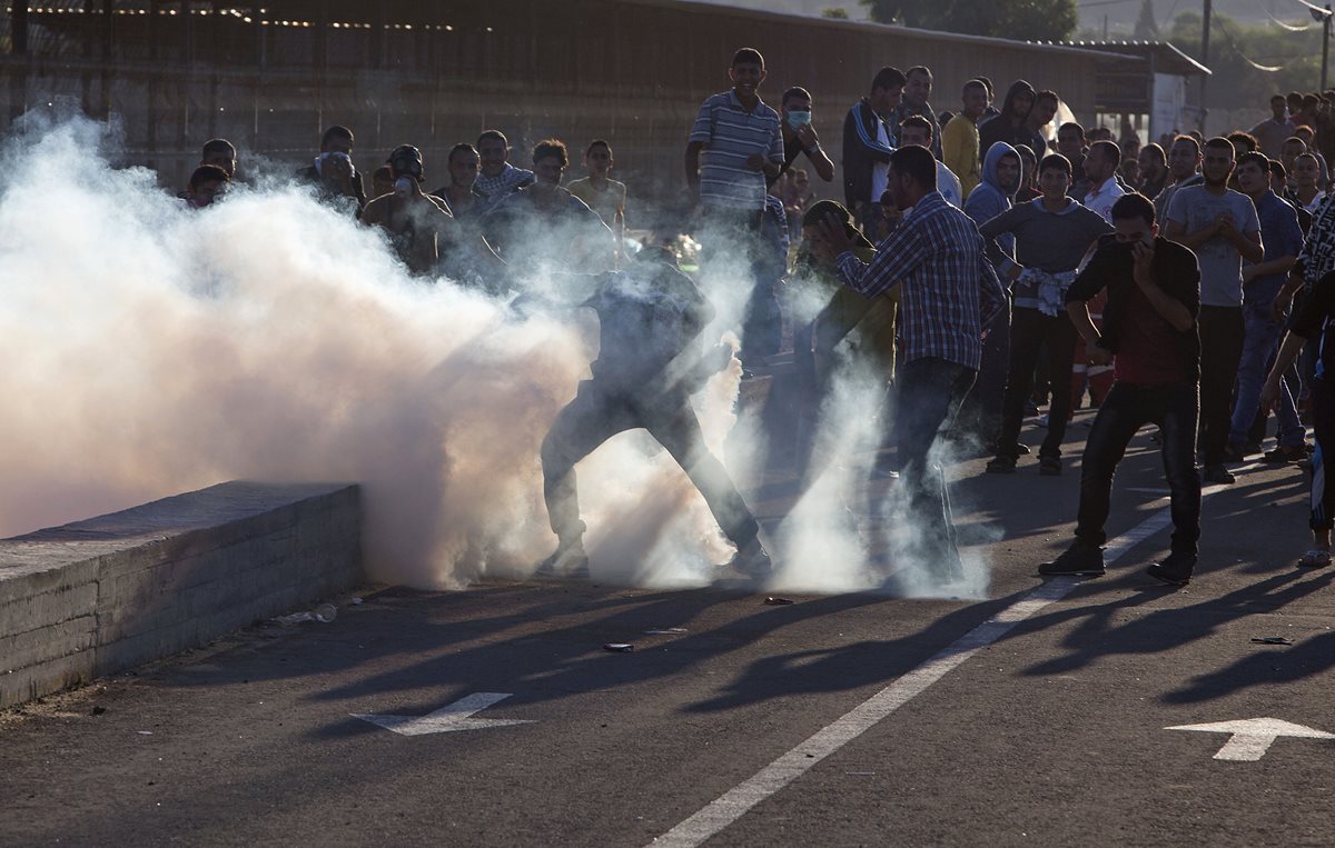 Manifestantes palestinos son dispersados con gases lacrimógenos por parte de las autoridades israelíes. (Foto Prensa Libre: AP).