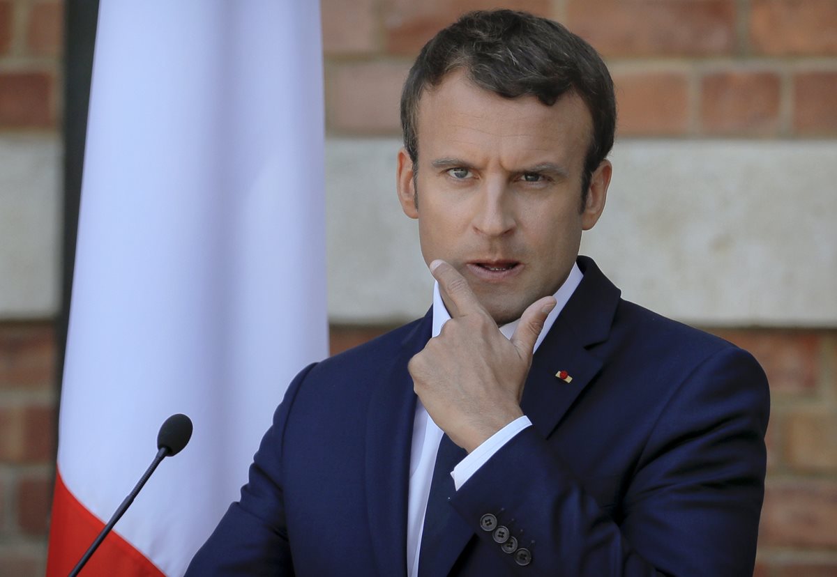 El presidente francés, Emmanuel Macron, afronta una ola de críticas por su factura de maquillaje. (Foto Prensa Libre: AP)