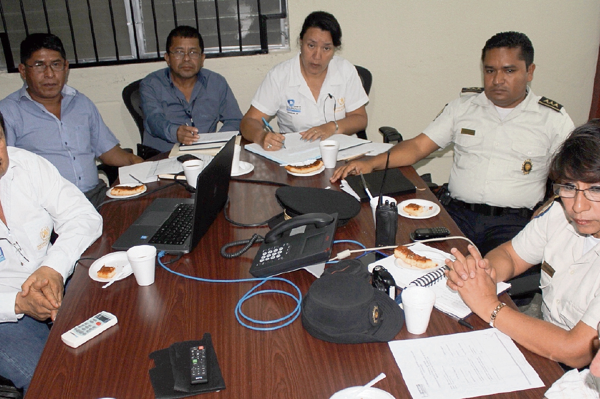 Delegados de  entidades que integran la Comisión Departamental de Derechos Humanos de Jutiapa analizan los posibles focos de conflicto preelectoral. (Foto Prensa Libre: Óscar González)