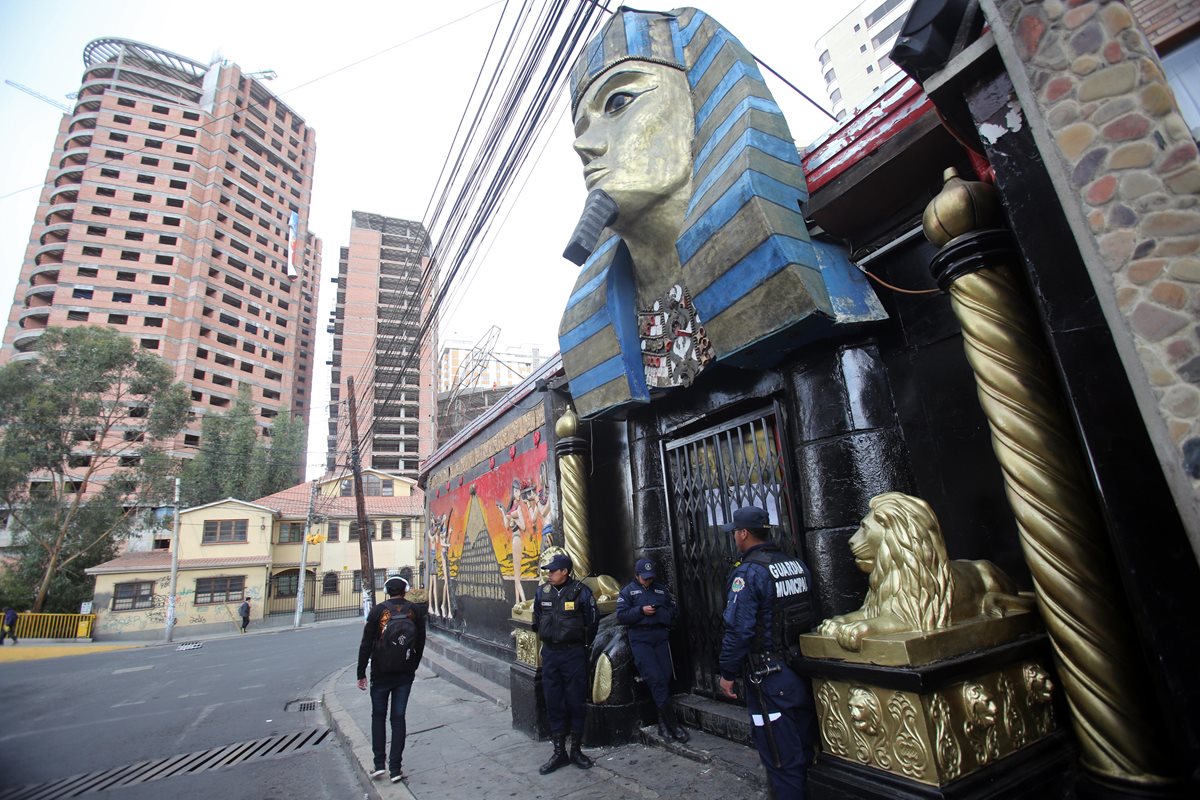 Vista del club nocturno que la Fiscalía de Bolivia investiga por trata de personas. (Foto Prensa Libre: EFE).