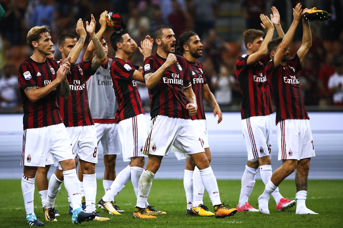 Los jugadores del AC Milán celebraron junto a su afición la victoria 2-1 contra el Cagliari. (Foto Prensa Libre: AFP)