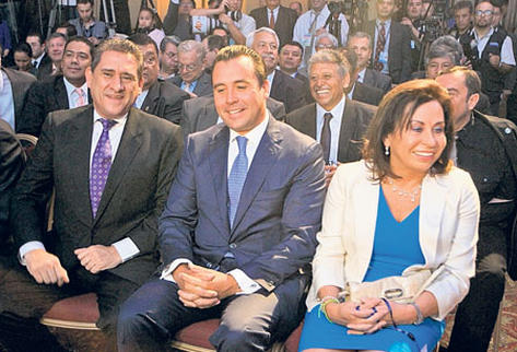 Los precandidatos Roberto Alejos, Alejandro Sinibaldi y Sandra Torres sonríen al escuchar bromas de algunos diputados que están a sus espaldas.