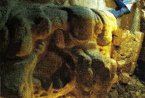 mascarón con estuco  que representa al Dios del Inframundo, el cual data del  350 a.C.,  y está ubicado en la fachada de un templo en Holmul, en Petén.